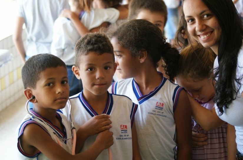 Crianças recebem orientações sobre nutrição e atividades físicas