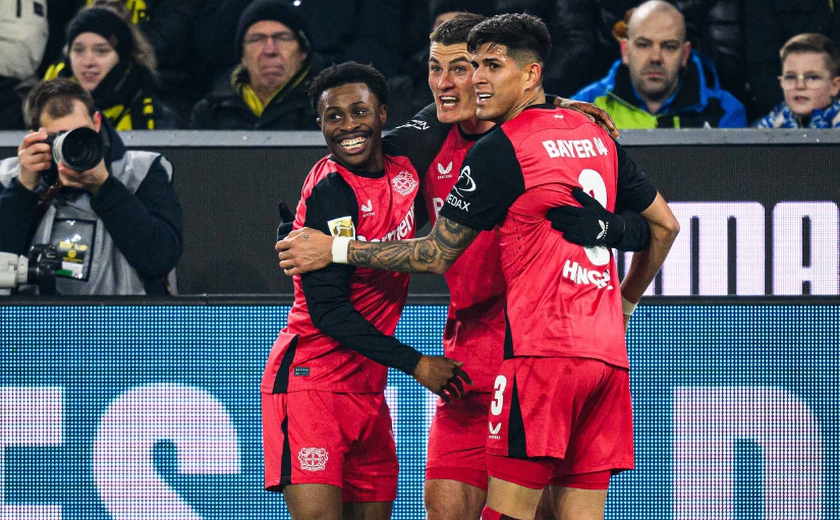Leverkusen faz três gols em 19 minutos, vence o Borussia e esquenta briga no topo do Alemão