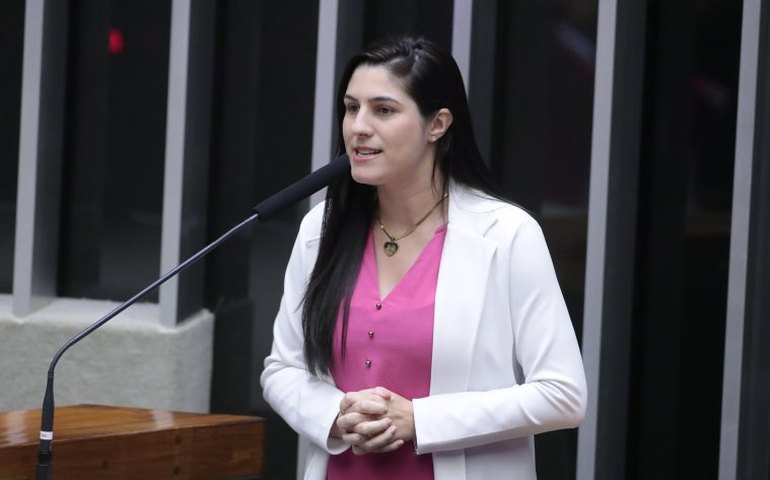 Comissão aprova aumento de pena para quem cede filho para adoção em troca de dinheiro