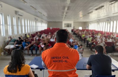 Defesa Civil de Maceió participa de bate-papo com moradores da Vila Brejal