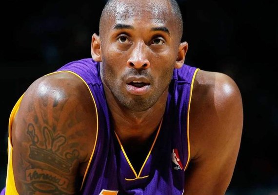 Dois anos após morte de Kobe Bryant, local do acidente ganha estátua do astro