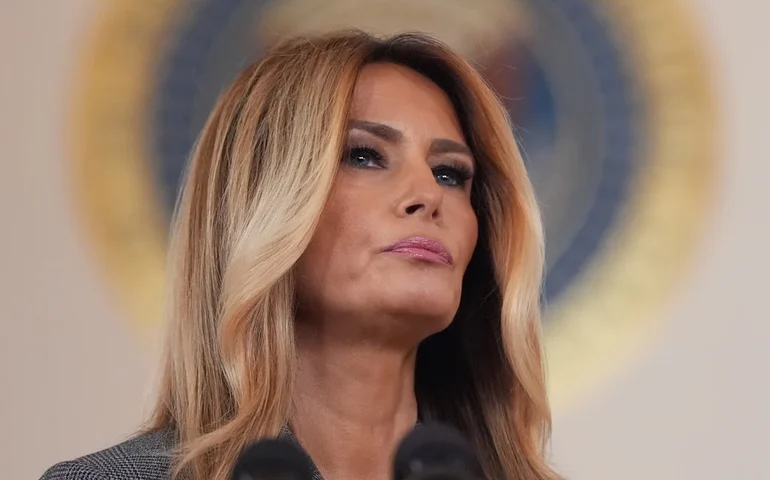 Melania Trump faz pronunciamento na Casa Branca negando conhecimento dos crimes de Jeffrey Epstein