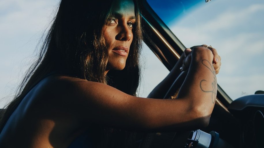 Cantora Ju Moraes comemora música há seis semanas no chart TOP 10 Pop Nacional