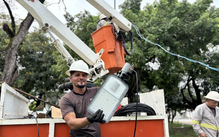 Prefeitura instala nova iluminação em LED na Praça Sinimbu após furto