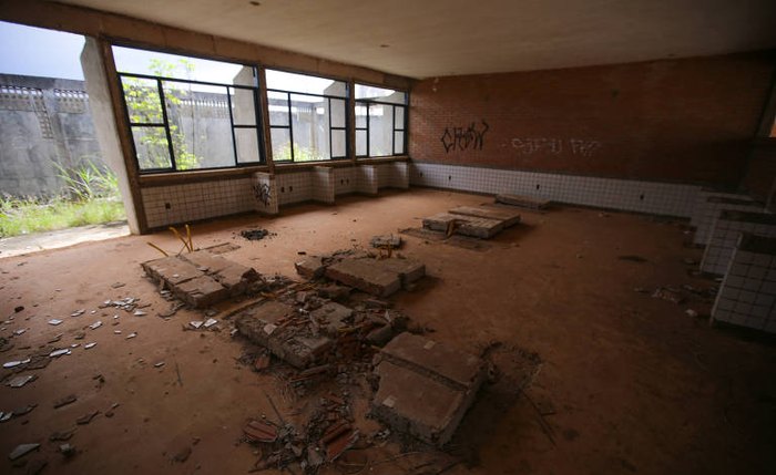 Construção inacabada de escola no interior