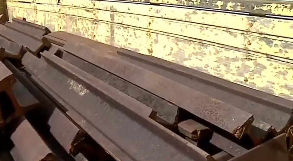Polícia estima que apenas um dos caminhões apreendidos tem mais de 92 trilhos de ferro. / Foto: Imagem: Reprodução/TV Atalaia