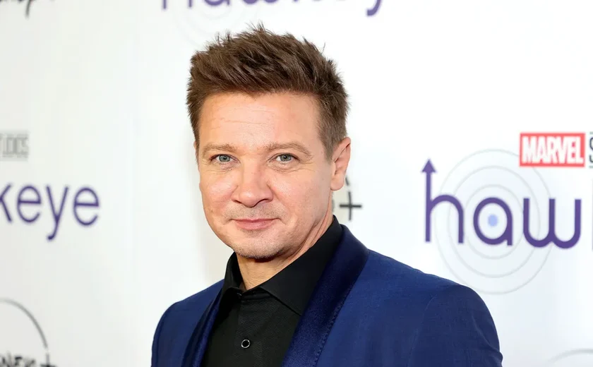 Um ano e meio após acidente, Jeremy Renner deixa cicatrizes à mostra em foto sem camisa para capa de revista