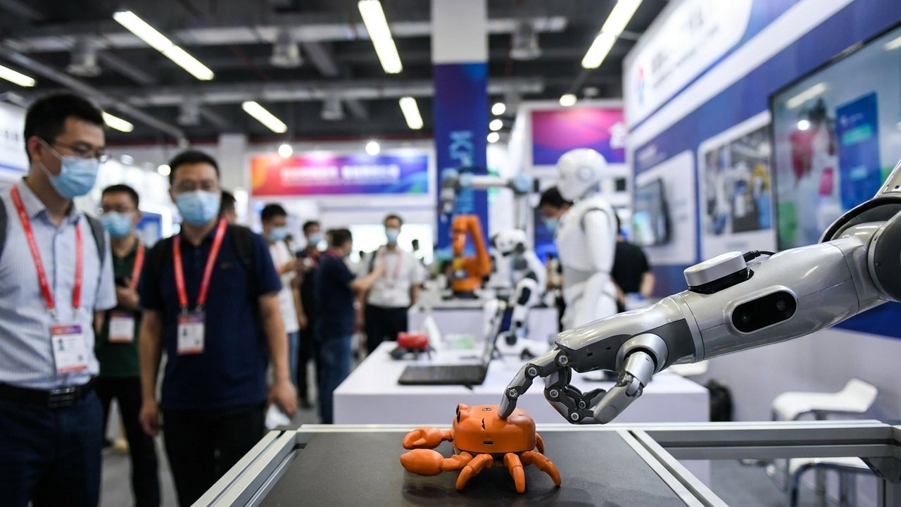 De mão robótica a caranguejo fofinho: robôs viralizam em conferência de inteligência artificial na China