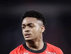 Justiça condena Léo Derik, jogador do Athletico-PR, a 13 anos de prisão por estupro