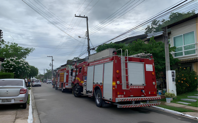 Bombeiros combatem incêndio em residência na Santa Lúcia