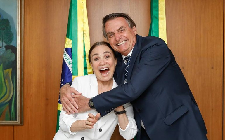 Bolsonaro lamenta ausência de Regina Duarte e diz que ela tem “dificuldade”