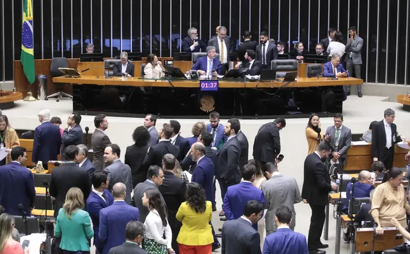 Câmara aprova PEC de corte de gastos em primeiro turno