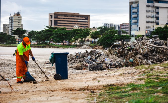 Equipes de limpeza recolhem toneladas de lixo que param na faixa de areia