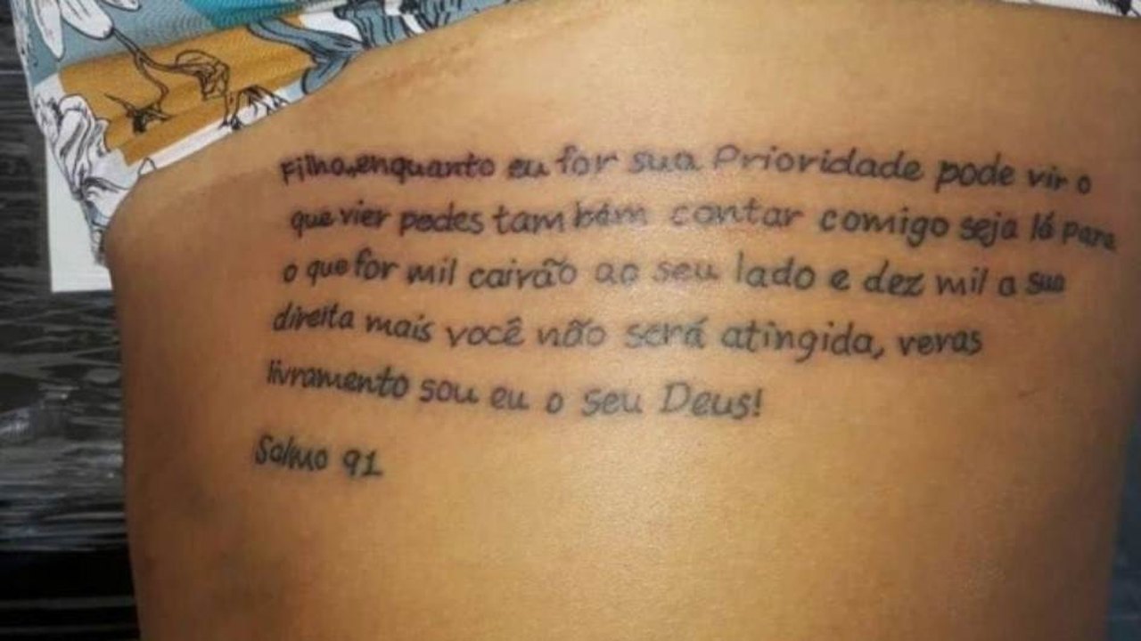 Tati Quebra Barraco troca ‘mas’ por ‘mais’ em tatuagem e internet não perdoa