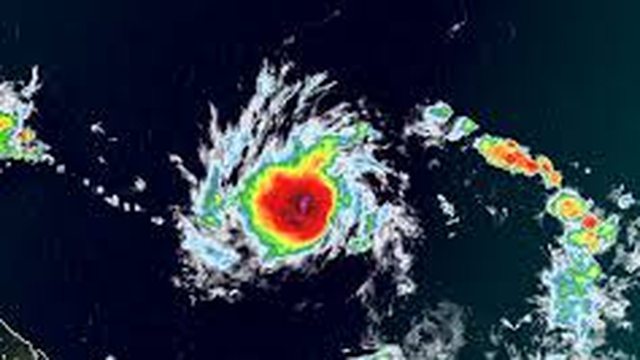 'Extremamente perigoso': furacão Beryl tem ventos de 215 km/h e é elevado à categoria 4