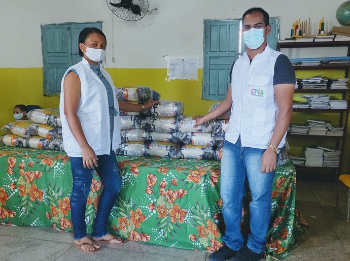 Famílias cadastradas no CadÚnico recebem cestas básicas em São Brás