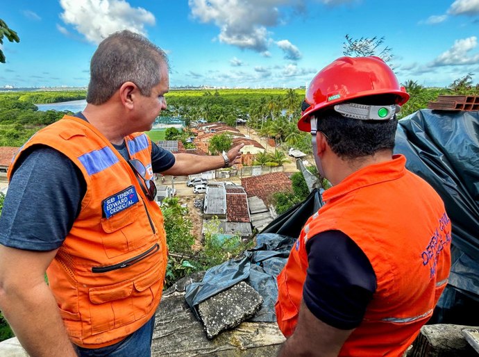 Defesa Civil de Maceió vistoria residências em Coqueiro Seco, após fortes chuvas
