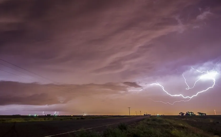 Tempestade Nicole tem potencial para se transformar em furacão e atingir Flórida