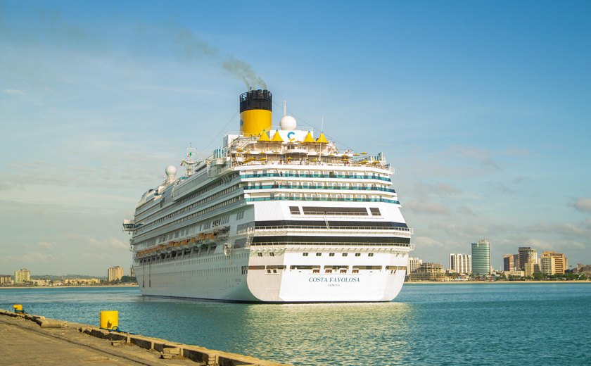 Com 1,7 mil passageiros a bordo, navio Costa Favolosa desembarca em Maceió