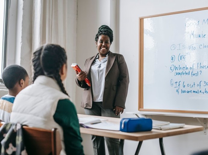 Quando o professor volta a ser aluno: docentes prestam o Enem e vestibulares para entender melhor seus estudantes