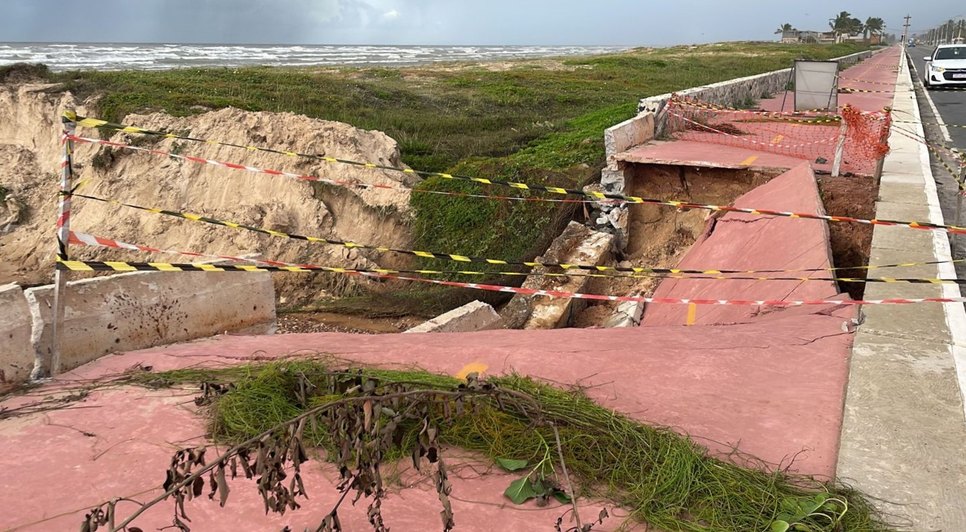 Parte de ciclovia desaba e forma cratera na Zona de Expansão de Aracaju / Foto: Foto: Aline Aragão/TV Atalaia
