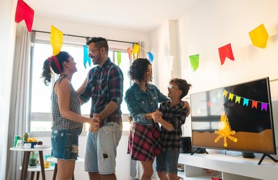 Confira dicas de segurança para curtir o São João em casa e evitar acidentes com a energia
