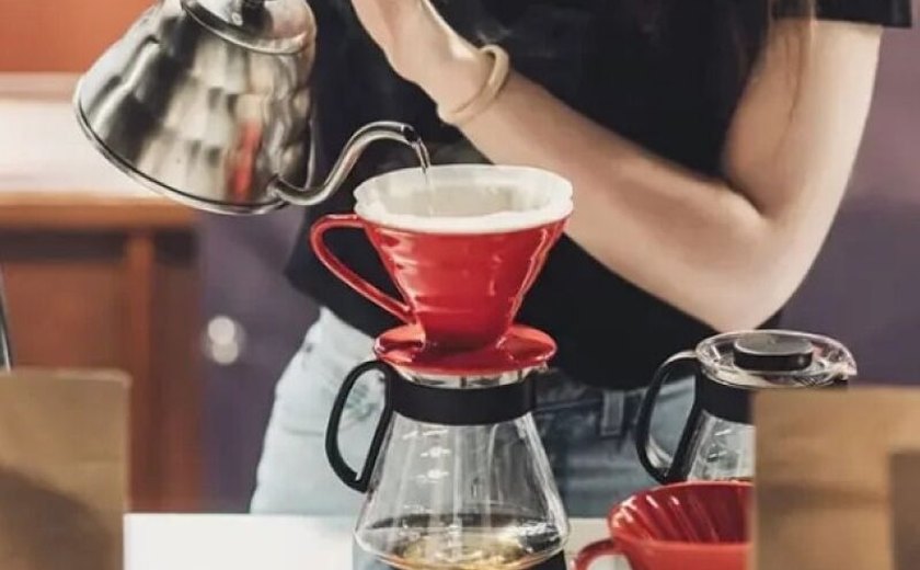 Mulher deixa de beber 12 xícaras de café por dia e confunde sintomas de câncer cerebral com abstinência