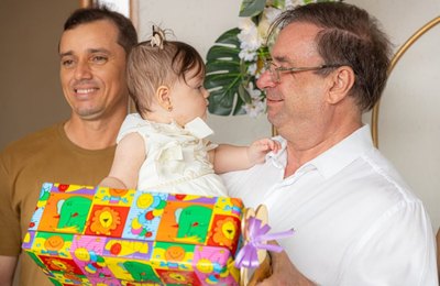 Luciano Barbosa homenageia bebê prefeita durante Semana 100% Mamãe e Bebê