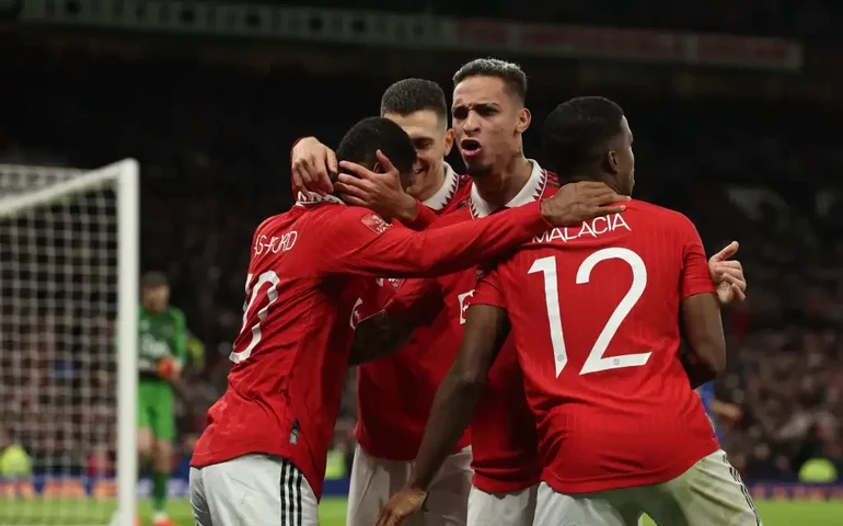 Manchester United faz dois de pênalti, vence Everton e ocupa o 6º lugar do Campeonato Inglês