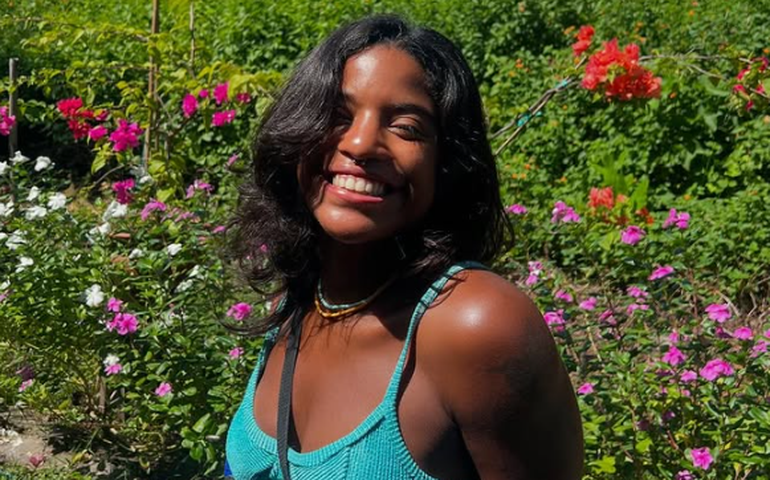 Socorristas iniciam resgate de brasileira que caiu em trilha na Indonésia