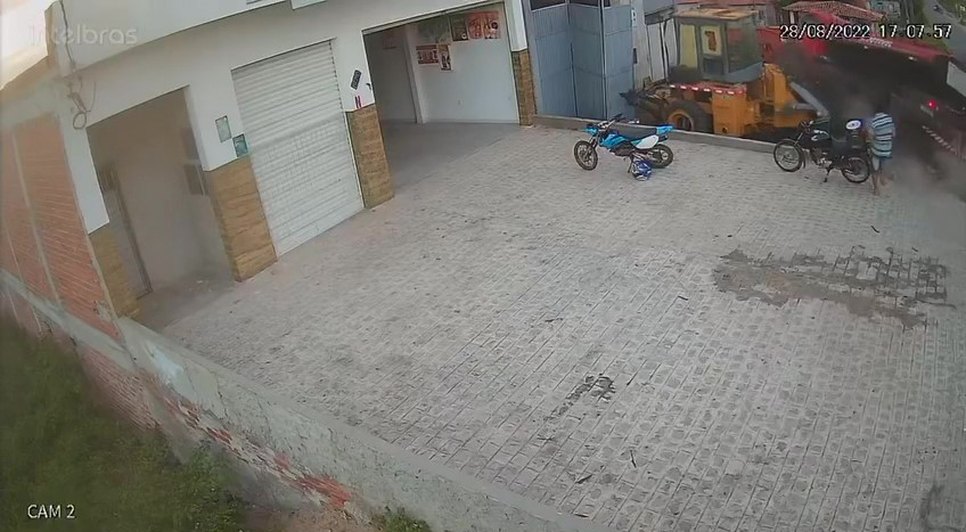 caminhão-pipa_desgovernado_sai_da_pista_e_atinge_trator_em_poço_redondo (540p)_Moment