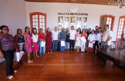 Prefeito Cacau entrega portaria de aposentadoria a servidores de Marechal Deodoro