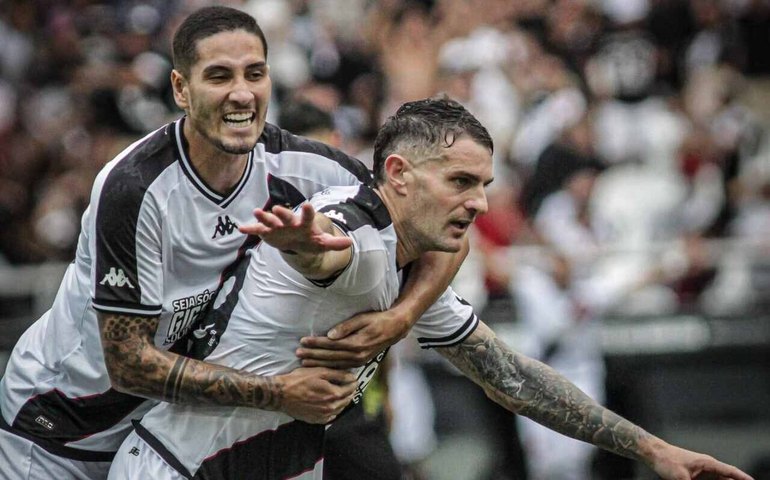 De virada, Vasco vence o Botafogo e fica perto das semifinais do Carioca