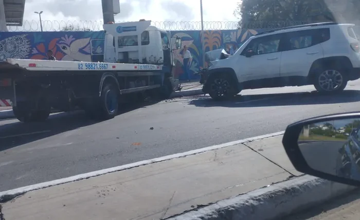 Colisão entre carro e caminhão interdita AL-101 em Jaraguá