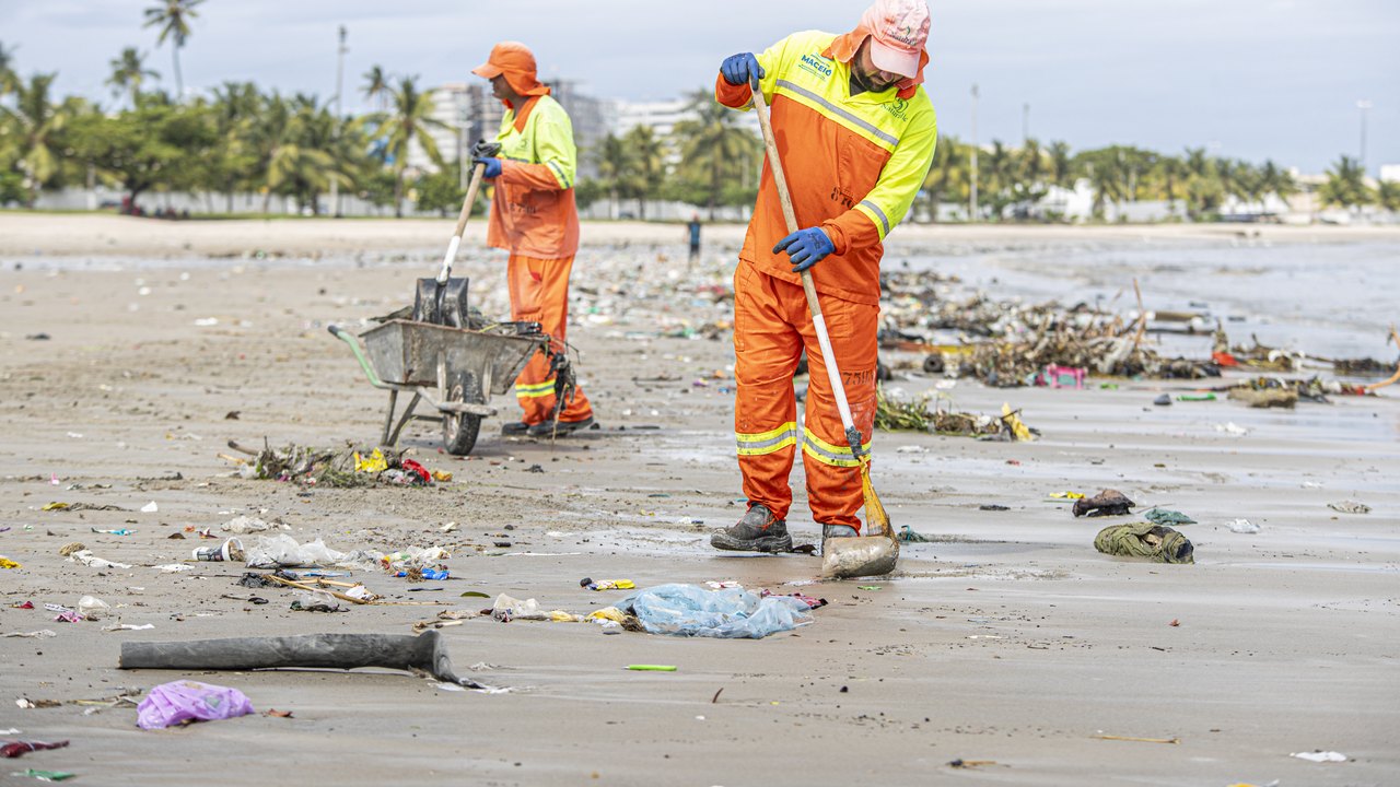 Desde janeiro, Desenvolvimento Sustentável recolheu mais de 3.400 toneladas de lixo nas praias da capital