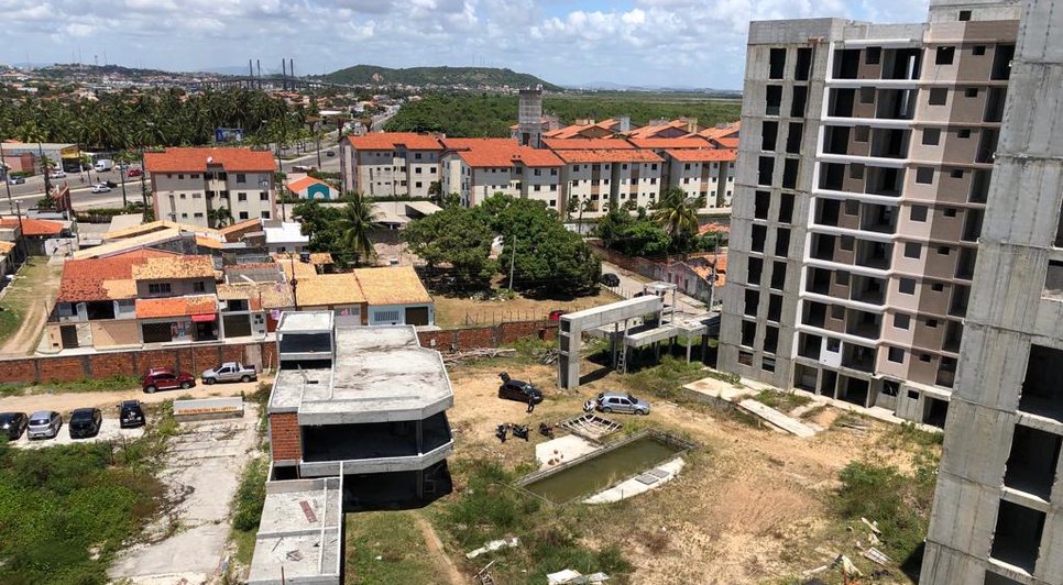 Polícia Militar desocupa condomínio invadido por populares na Barra dos Coqueiros