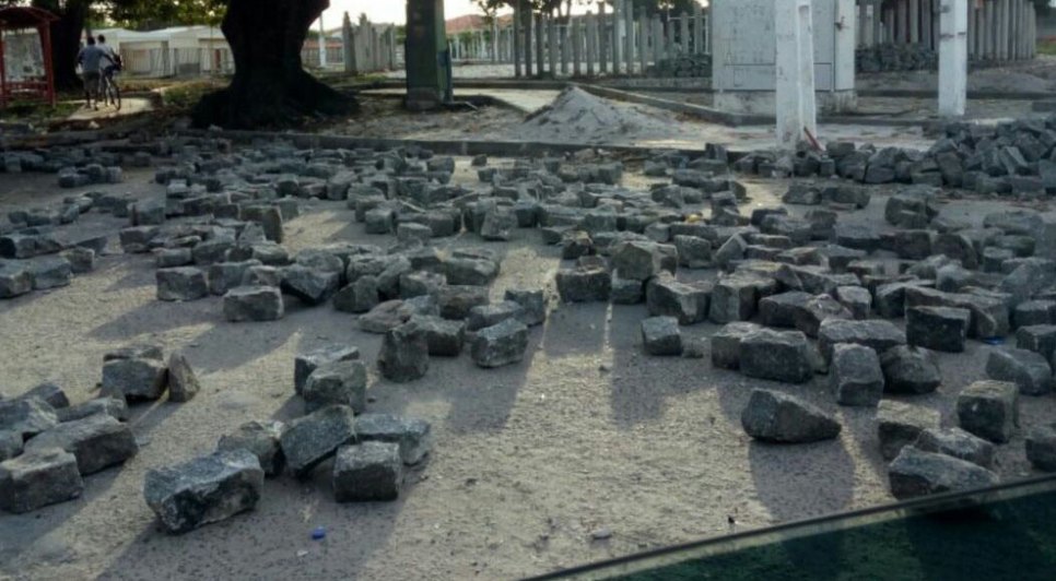 material de obra pública espalhado