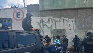 Suspeitos de tráfico de drogas durante operação em prédio abandonado no Centro de Aracaju