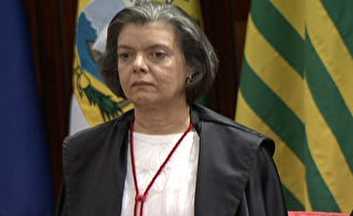 Carmen Lúcia é a primeira mulher a assumir a presidência do TSE