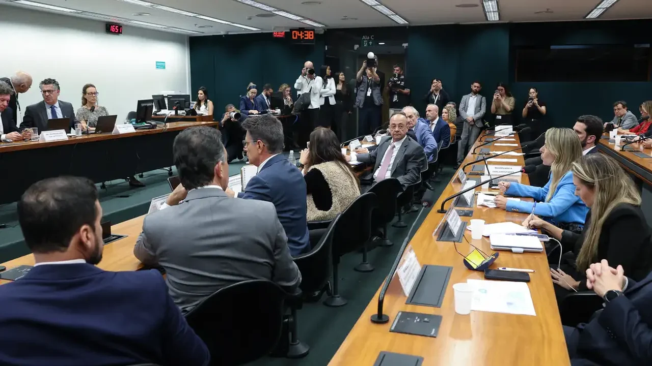 Pedido de vista adia votação da PEC do fim da escala 6X1