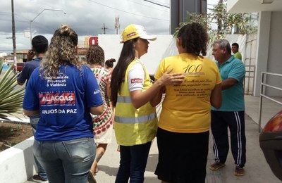 Anjos da Paz e Ronda no Bairro conscientizam população sobre uso de álcool e outras drogas
