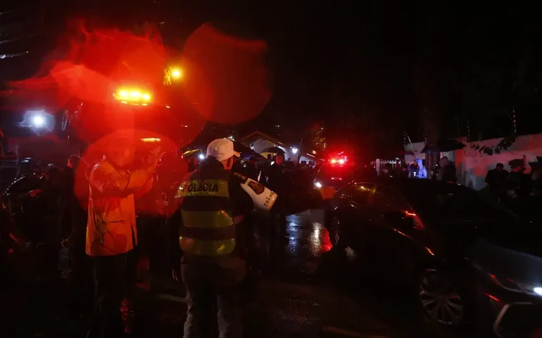 Acidente em vinhedo: como é a operação dos bombeiros na área de destroços do avião