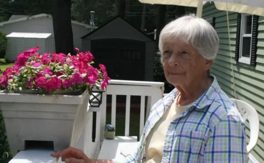 Idosa de 87 anos luta contra jovem que invadiu a casa dela e depois oferece comida a ele