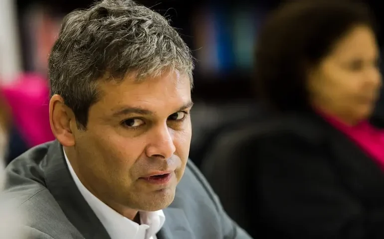 Lindbergh entra com ação no STF contra Gayer por difamação e injúria após fala sobre 'trisal'