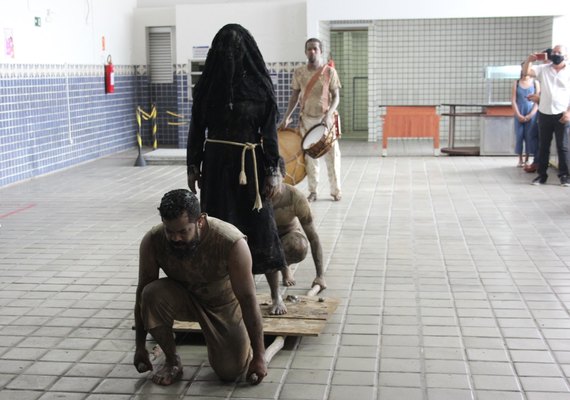 Estudantes prestigiam espetáculo “Do Barro ao Sangue” no Jofre Soares