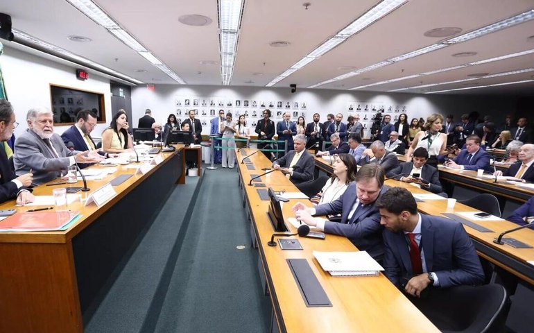 Celso Amorim ou Mauro Vieira? Especialista critica preocupação 'administrativa' de deputados