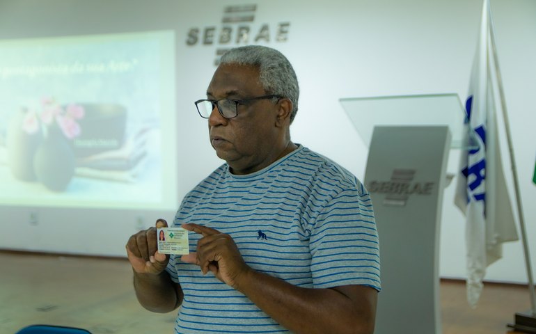 Prefeitura amplia benefícios para artesãos arapiraquenses com entrega da Carteira Nacional