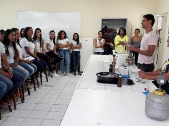 Estudante egressa volta à Uneal com alunos de Sergipe