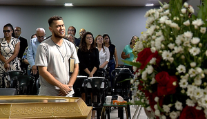 Ao lado do caixão da mãe, Euquias Júnior, filho mais novo do casal