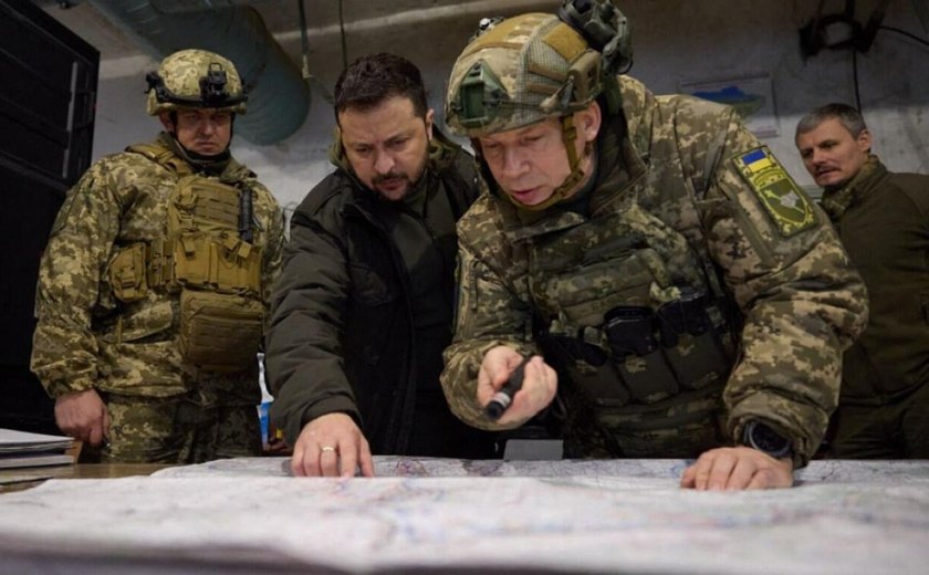 Zelensky visita Krasnoarmeisk por soldados ucranianos terem pouca motivação para manter a cidade, diz analista